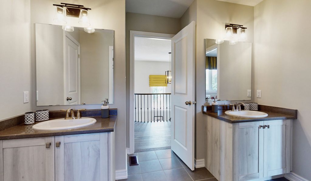 Picture Homes Model Home - Double Bathroom with Two Sinks for Two People Ensuite